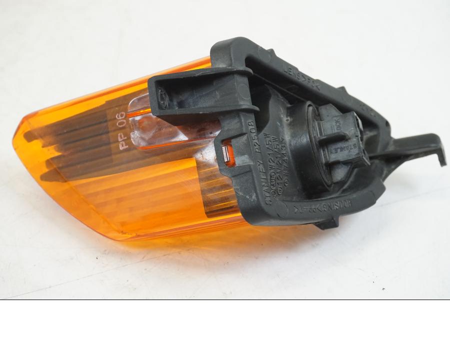 Höger sida på Blinkers från en Honda VFR 800 -2003 motorcykel.