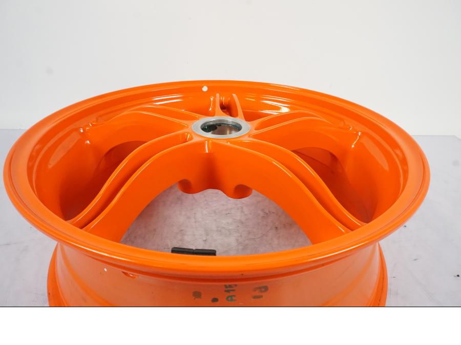 Baksidan på Fälg från en KTM 1290 Super Duke R -2023 motorcykel.