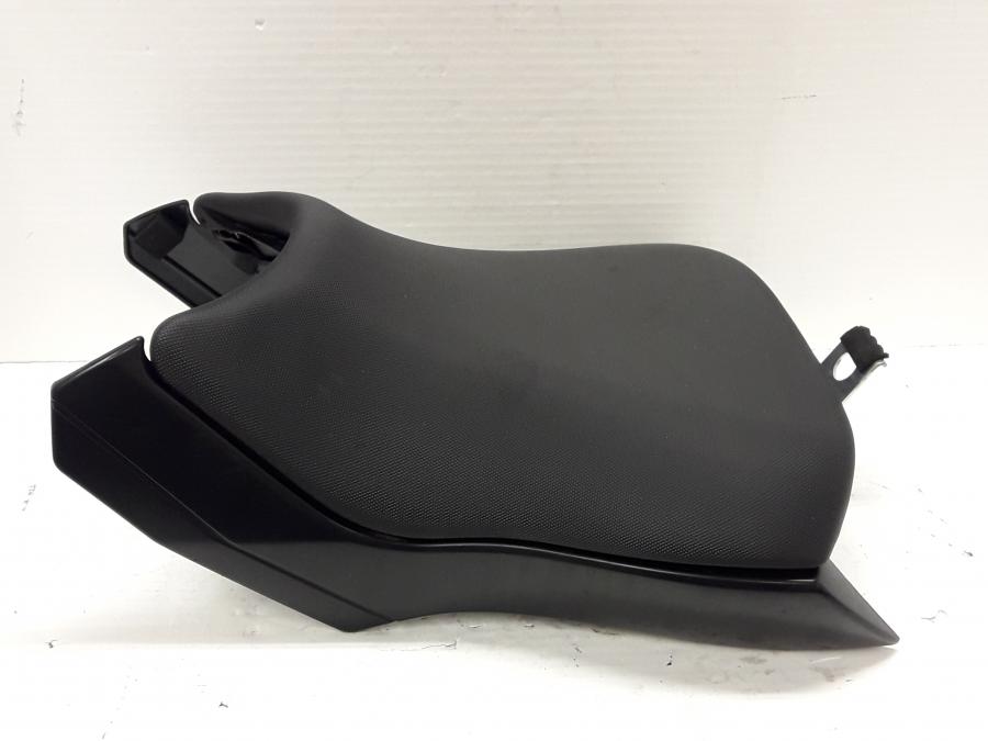 Baksidan på Sadel från en Kawasaki ER-6N -2015 motorcykel.