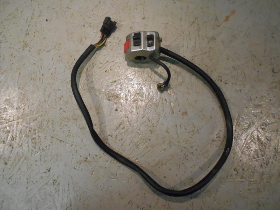 Framsidan på Styrelreglage från en Suzuki VZ 800 -1998 motorcykel.