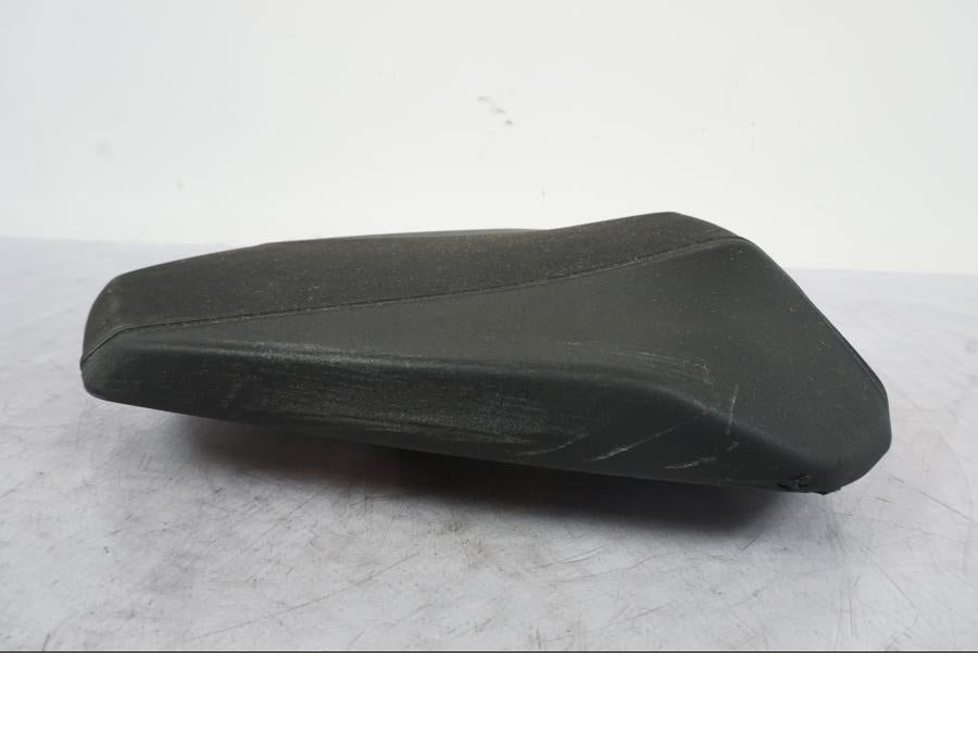 Vänster sida på Sadel från en KTM 1290 Super Duke R -2021 motorcykel.