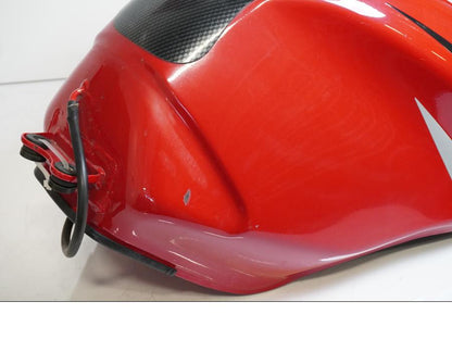 Snett uppifrån på Bensintank från en Kawasaki ZX-6R -1999 motorcykel.