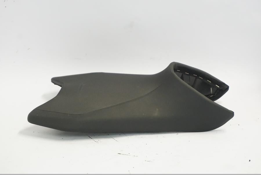 Höger sida på Sadel från en KTM 790 Duke -2018 motorcykel.