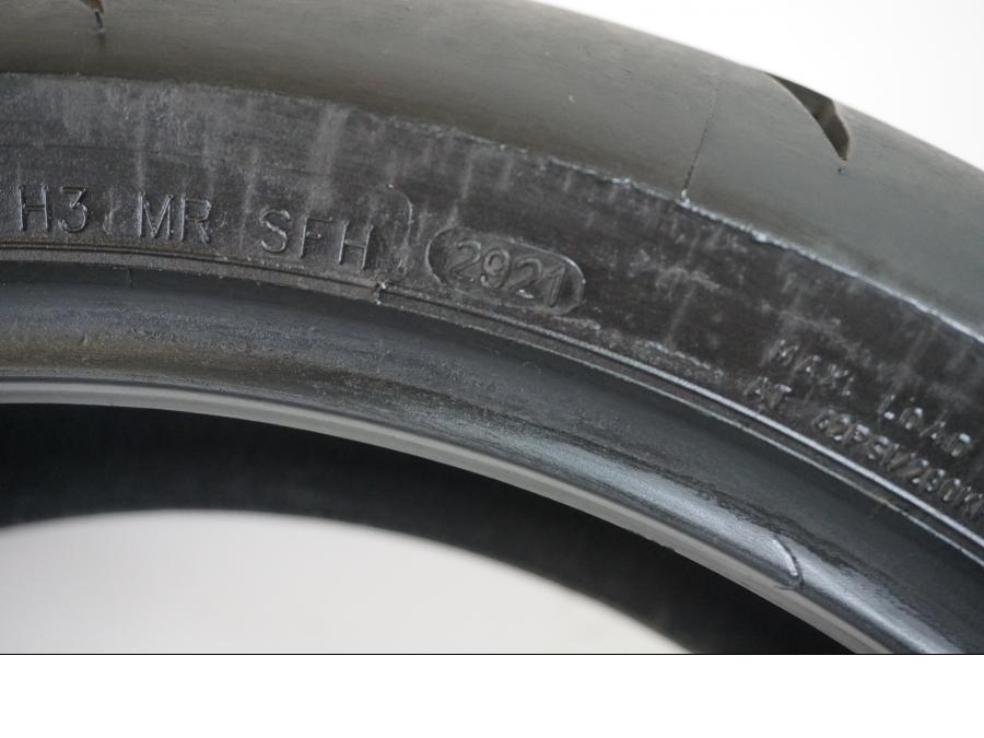 Vänster sida på <p>Begagnad däck av märket - och modell Sportforce  .</p>

<p>Dimension 190/50-17. 73W</p>

<p>Mönsterdjup ca.4,5mm</p>

<p>Tillv. 29/2021</p> moped.