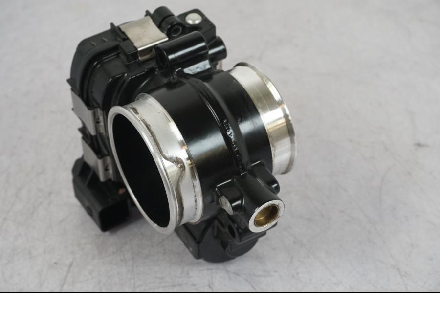 Vänster sida på Spjällhus från en BMW R 1250 GS -2023 motorcykel.