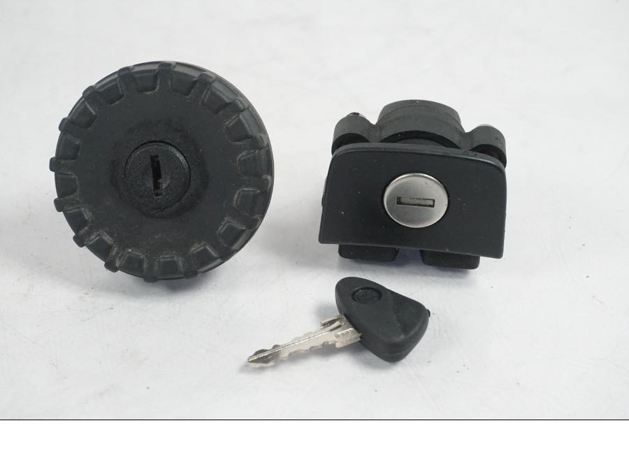 Baksidan på Låssats från en BMW K 1200 LT -2004 motorcykel.