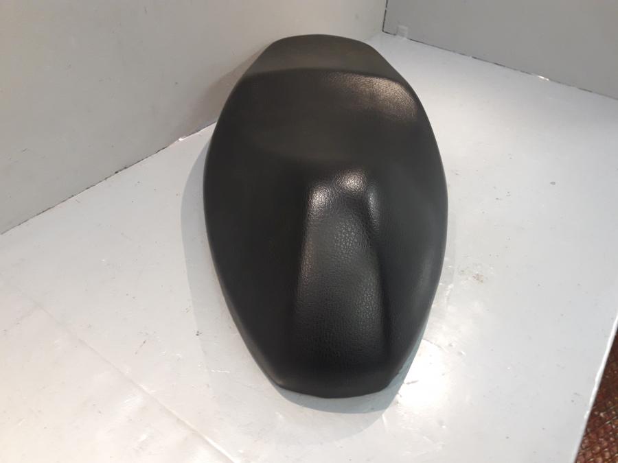 Vänster sida på Sadel från en Yamaha Cygnus -2007 motorcykel.