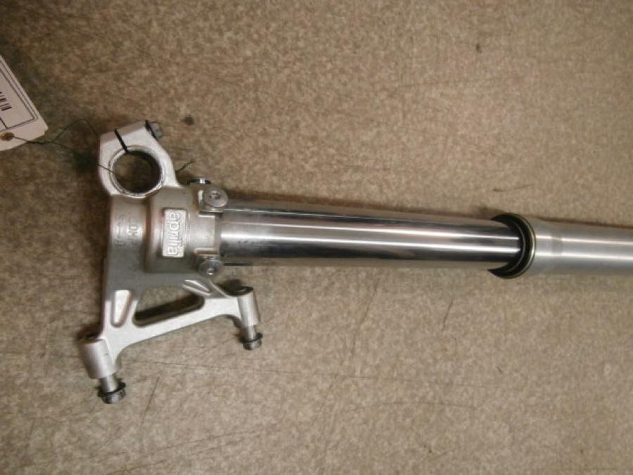 Framsidan på Gaffelben från en Aprilia SXV 550 -2007 motorcykel.