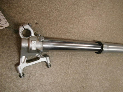 Framsidan på Gaffelben från en Aprilia SXV 550 -2007 motorcykel.