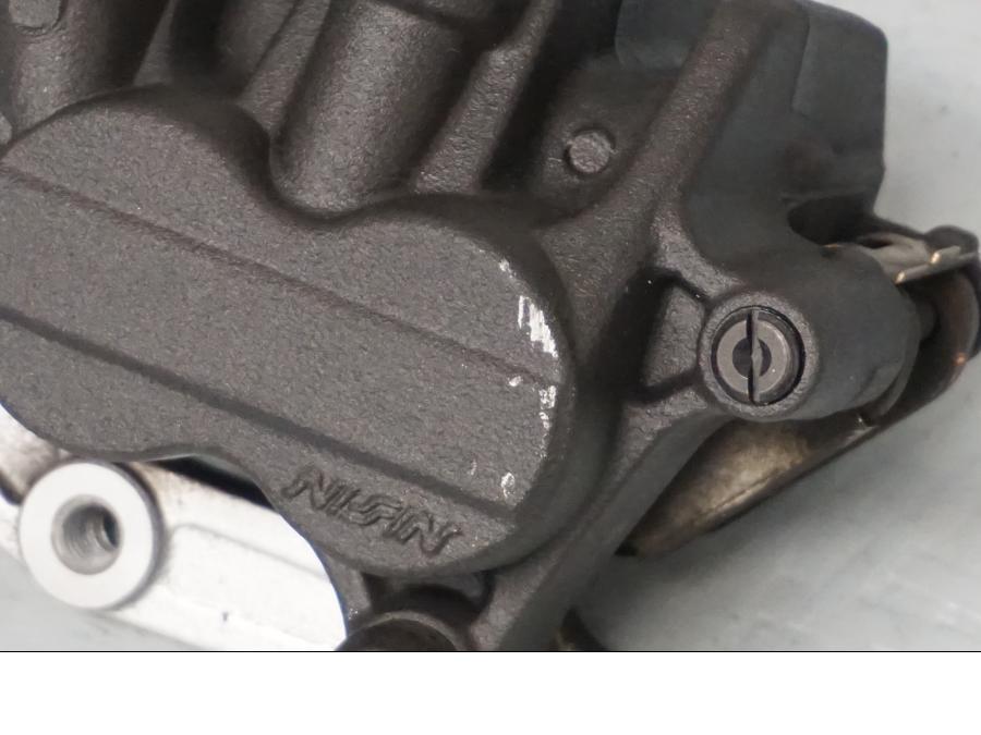 Höger sida på Bromsok från en Triumph Street Twin -2016 motorcykel.