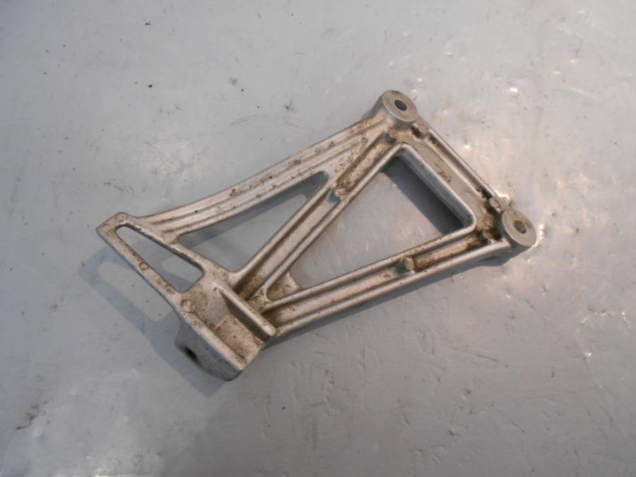 Baksidan på Fotpinnefäste från en Yamaha XTZ 750 -1994 motorcykel.