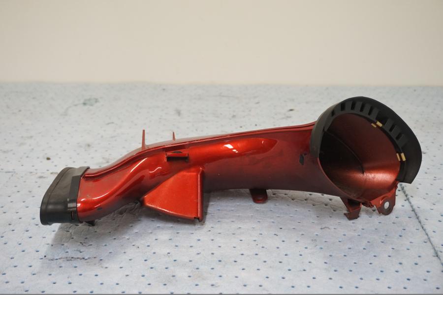 Baksidan på Luftrör från en Yamaha YZF 1000 R1 -2006 motorcykel.