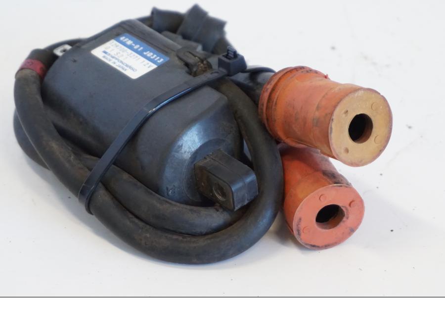 Snett nerifrån på Tändspole från en Yamaha YZF 1000 R -1997 motorcykel.