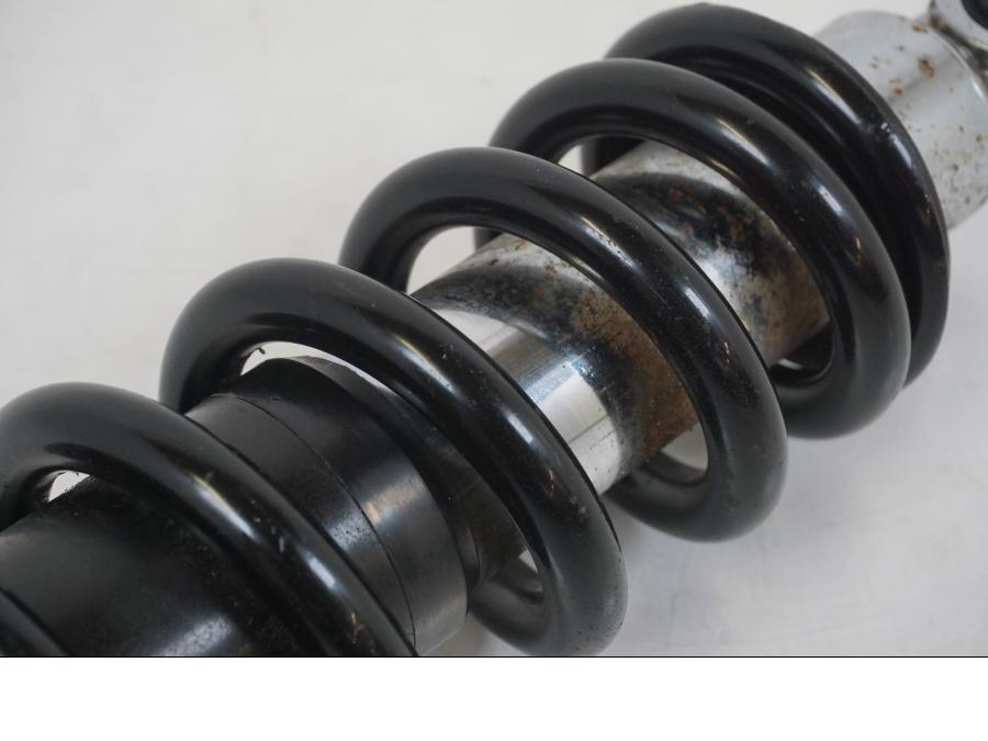 Snett nerifrån på Stötdämpare från en BMW F 650 CS -2002 motorcykel.