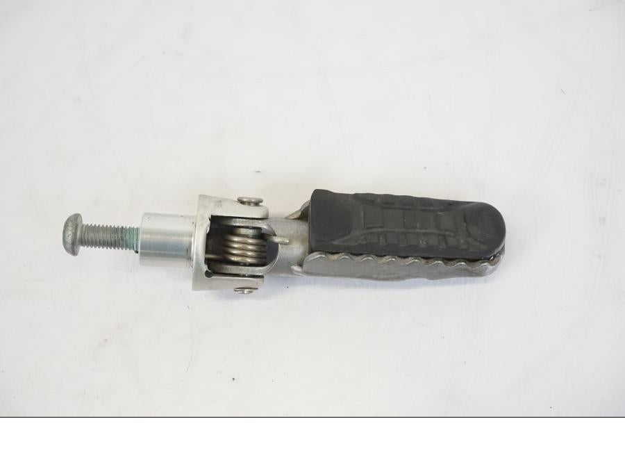 Baksidan på Fotpinne från en BMW S 1000 XR -2019 motorcykel.