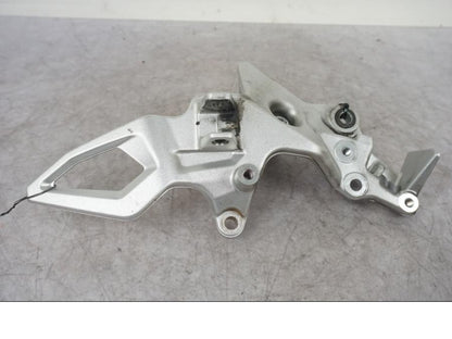 Framsidan på Fotpinnefäste från en BMW F 800 R -2018 motorcykel.