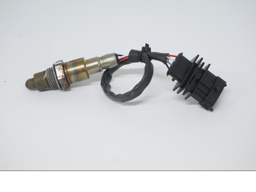 Baksidan på Lambdasond från en Ducati Desert X -2022 motorcykel.