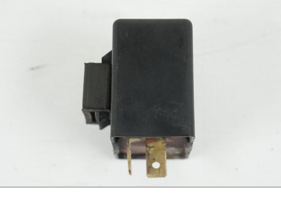 Baksidan på Blinkersrelä från en Suzuki GS 1000 -1978 motorcykel.