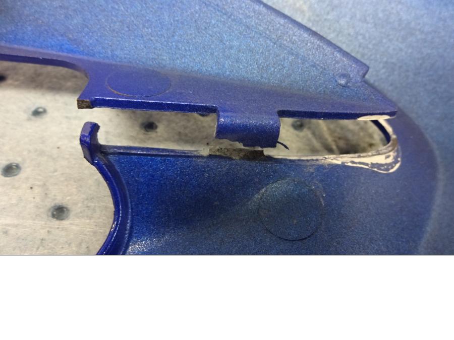 Snett nerifrån på Sidkåpa från en Suzuki GSX-R 750 -2006 motorcykel.