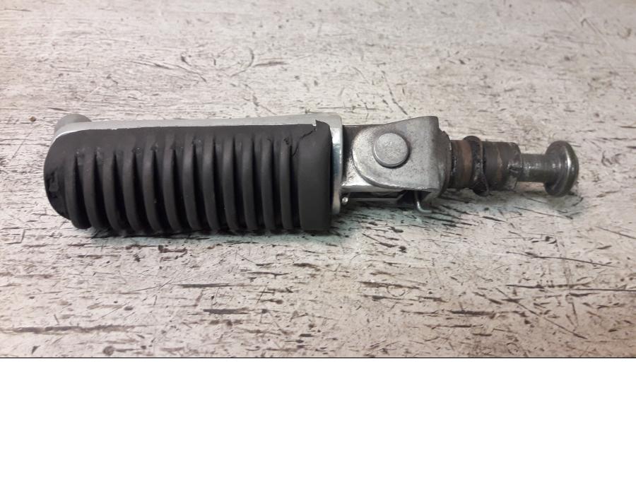 Framsidan på Fotpinne från en Yamaha FZ-S 600 -2000 motorcykel.