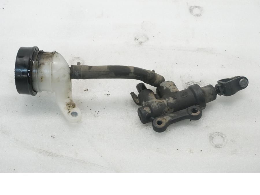 Baksidan på Bromshuvudcylinder från en BMW R 1200 GSA -2017 motorcykel.