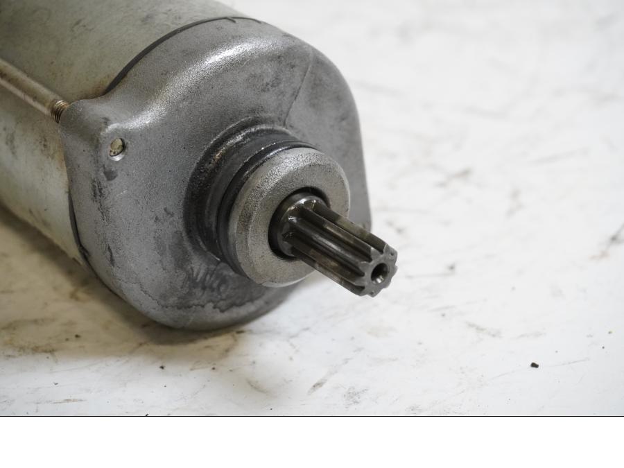 Baksidan på Startmotor från en Honda CBR 900 RR -2000 motorcykel.