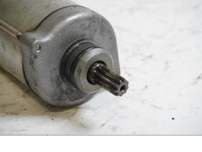 Baksidan på Startmotor från en Honda CBR 900 RR -2000 motorcykel.