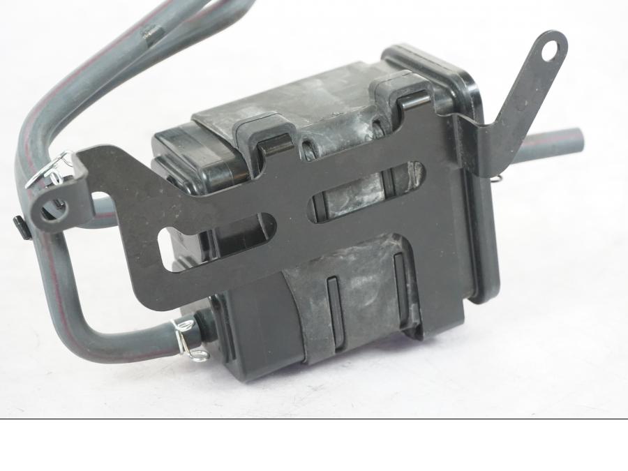 Vänster sida på Fuel Evap System från en Yamaha MT-09 -2020 motorcykel.