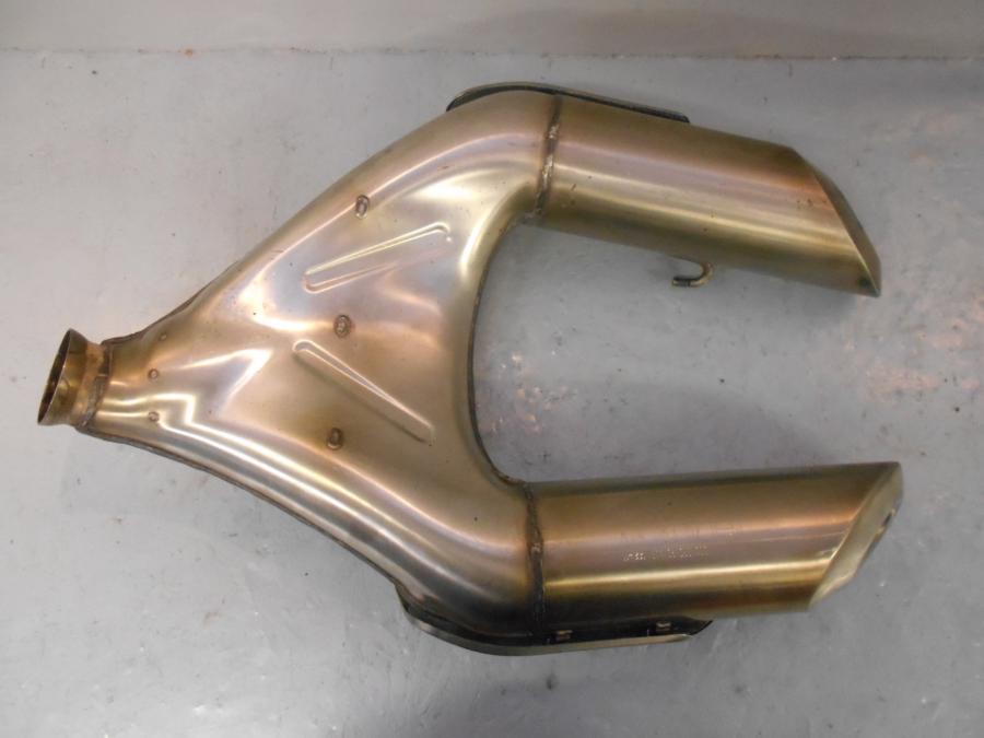 Vänster sida på Ljuddämpare från en KTM 990 Super Duke -2010 motorcykel.