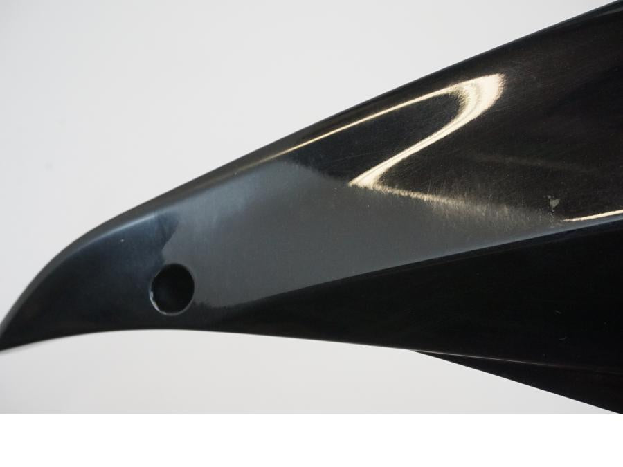 Snett nerifrån på Bensintankskåpa från en Kawasaki ZX-10R -2008 motorcykel.