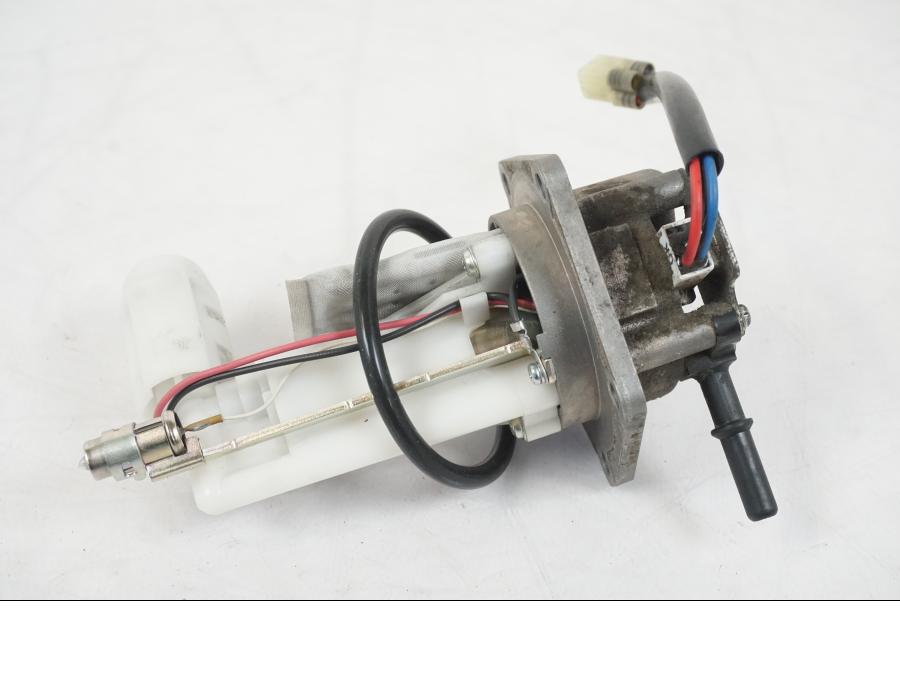 Baksidan på Bensinpump insprut från en Kawasaki ER-6F -2010 motorcykel.
