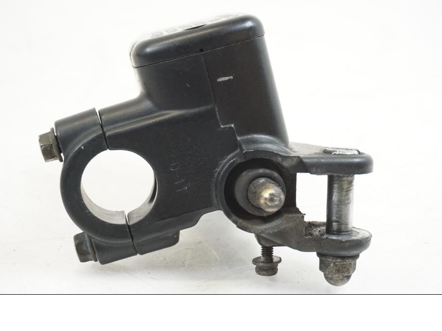 Baksidan på Bromshuvudcylinder från en Honda ST 1300 -2002 motorcykel.