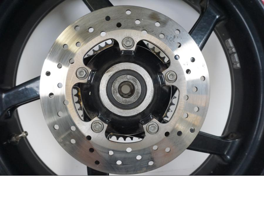 Snett nerifrån på Hjulpaket från en Aprilia RS 250 -1998 motorcykel.