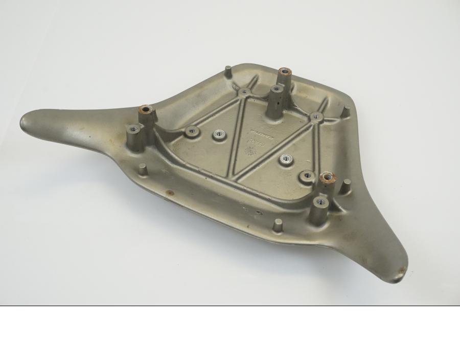 Snett nerifrån på Pakethållare från en Cagiva Gran Canyon 900 ie -1998 motorcykel.