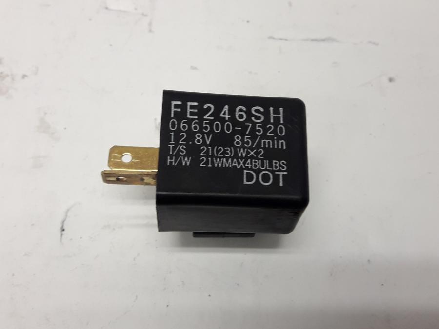 Framsidan på Blinkersrelä från en Suzuki GSX-S 1000 -2018 motorcykel.