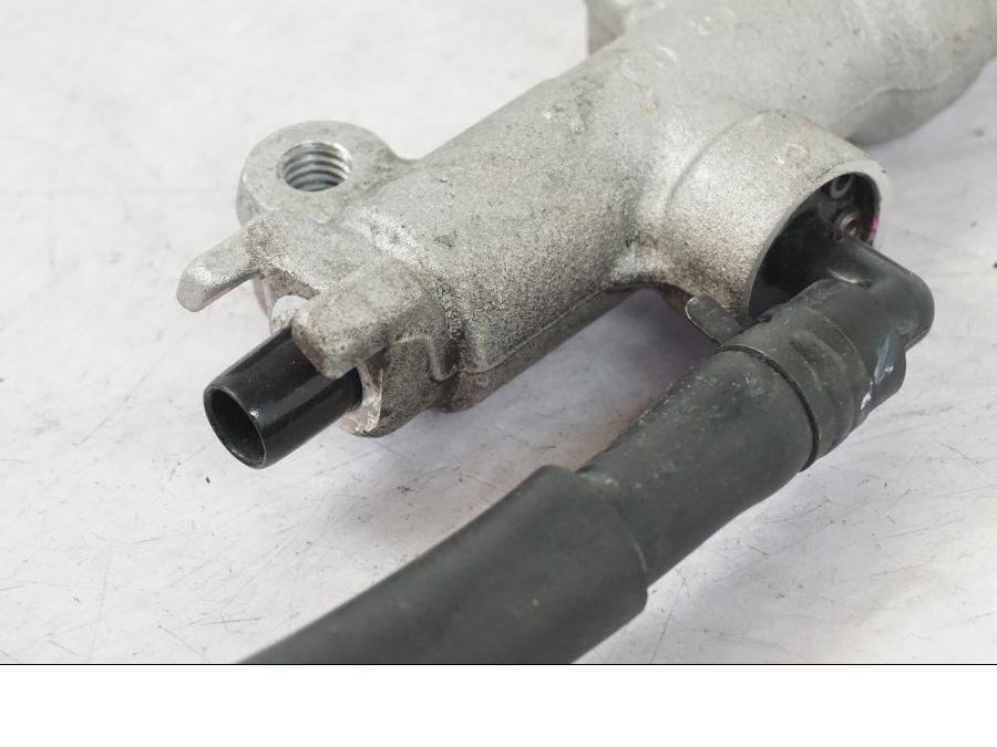 Snett uppifrån på Bromshuvudcylinder från en Kawasaki ER-6N -2016 motorcykel.