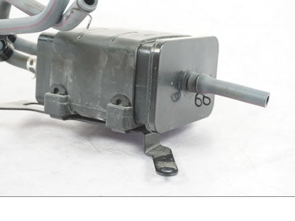 Höger sida på Fuel Evap System från en Yamaha MT-09 -2020 motorcykel.