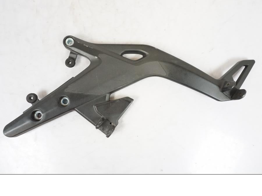 Framsidan på Fotpinnefäste från en Kawasaki ER-6N -2016 motorcykel.