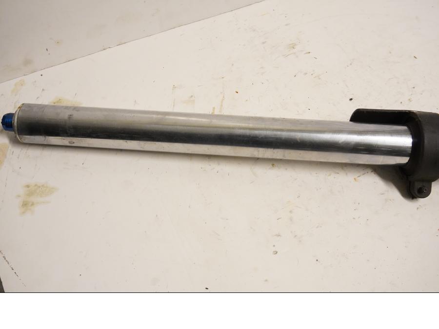 Höger sida på Gaffelben från en Triumph Daytona 650 -2005 motorcykel.