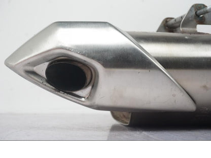 Vänster sida på Avgassystem från en Kawasaki ER-6N ABS -2015 motorcykel.