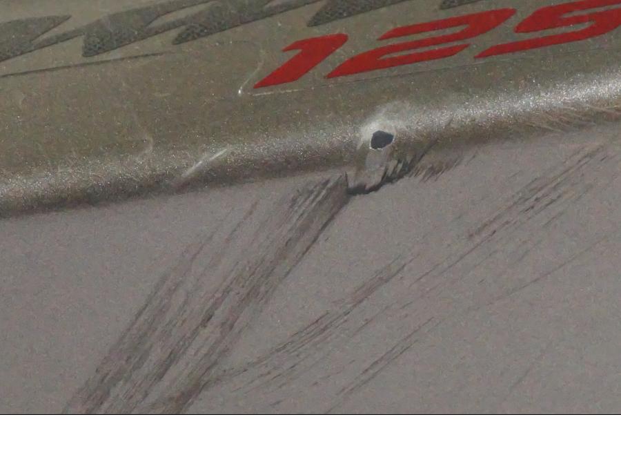 Vänster sida på Bakvinge från en Suzuki GSF 1250 -2010 motorcykel.