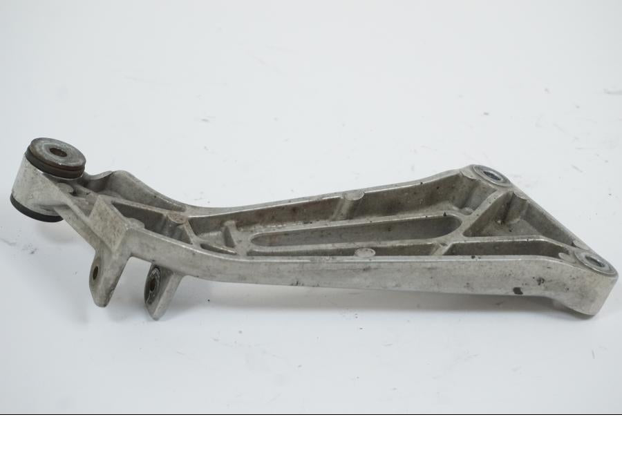 Snett nerifrån på Fotpinnefäste från en Honda VTR 1000 F -1999 motorcykel.