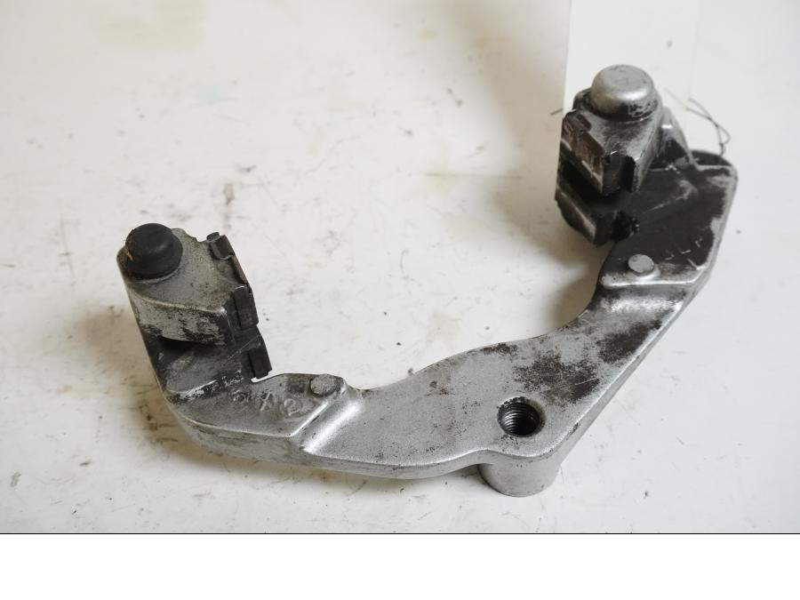 Baksidan på Bromsoksfäste från en Yamaha XV 1100 -1996 motorcykel.