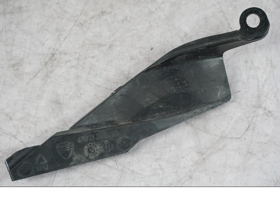 Höger sida på Kedjeskydd från en Ducati Multistrada V4 -2024 motorcykel.