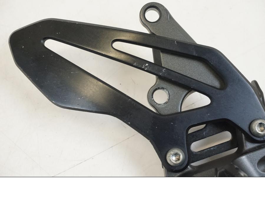 Baksidan på Fotpinnefäste från en Yamaha YZF R7 -2022 motorcykel.