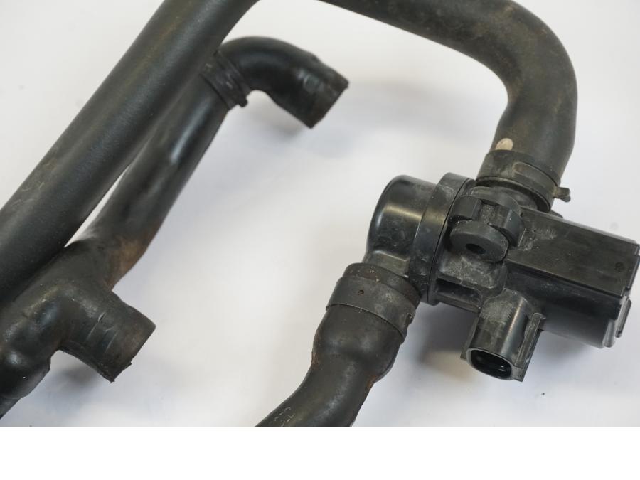 Snett nerifrån på Second Air från en Triumph Trident -2021 motorcykel.