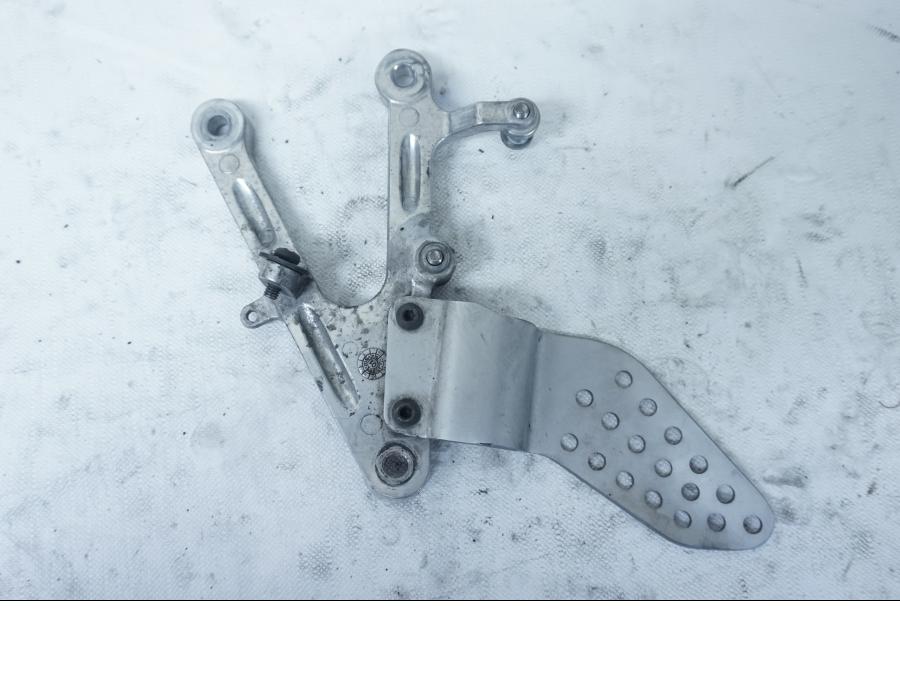 Baksidan på Fotpinnefäste från en Yamaha YZF 1000 R1 -2002 motorcykel.