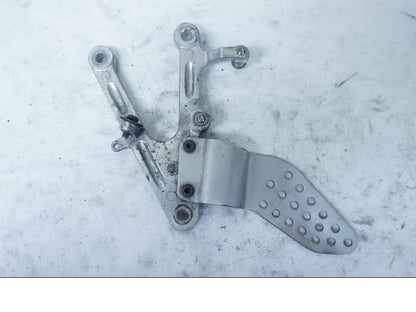 Baksidan på Fotpinnefäste från en Yamaha YZF 1000 R1 -2002 motorcykel.