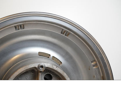 Höger sida på Fälg från en Kawasaki VN 900 -2007 motorcykel.