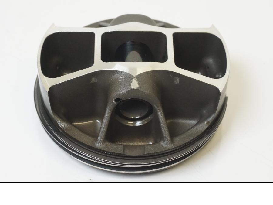 Snett nerifrån på Kolv från en KTM 1190 Adventure -2015 motorcykel.